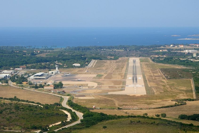 Vol aller-retour en avion et déjeuner à Calvi