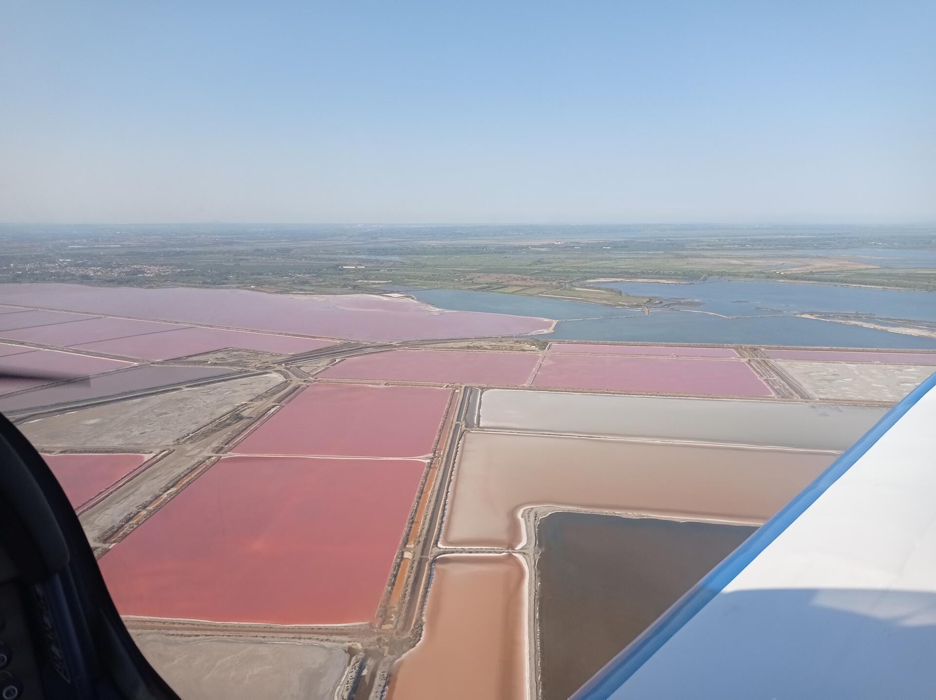 Camargue vue du ciel – étangs, mer et Alpilles