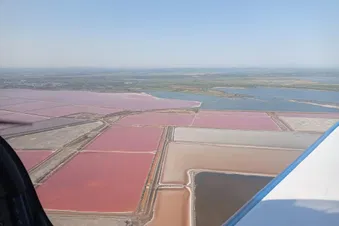 Camargue vue du ciel – étangs, mer et Alpilles