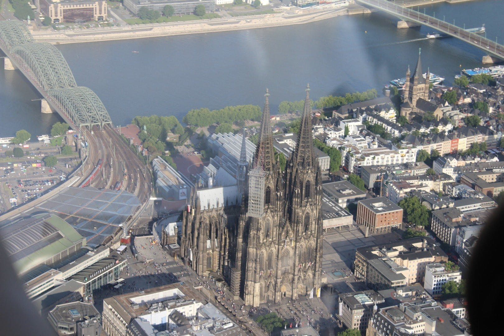 Rundflug: Kölner Dom, Braunkohle und Phantasialand