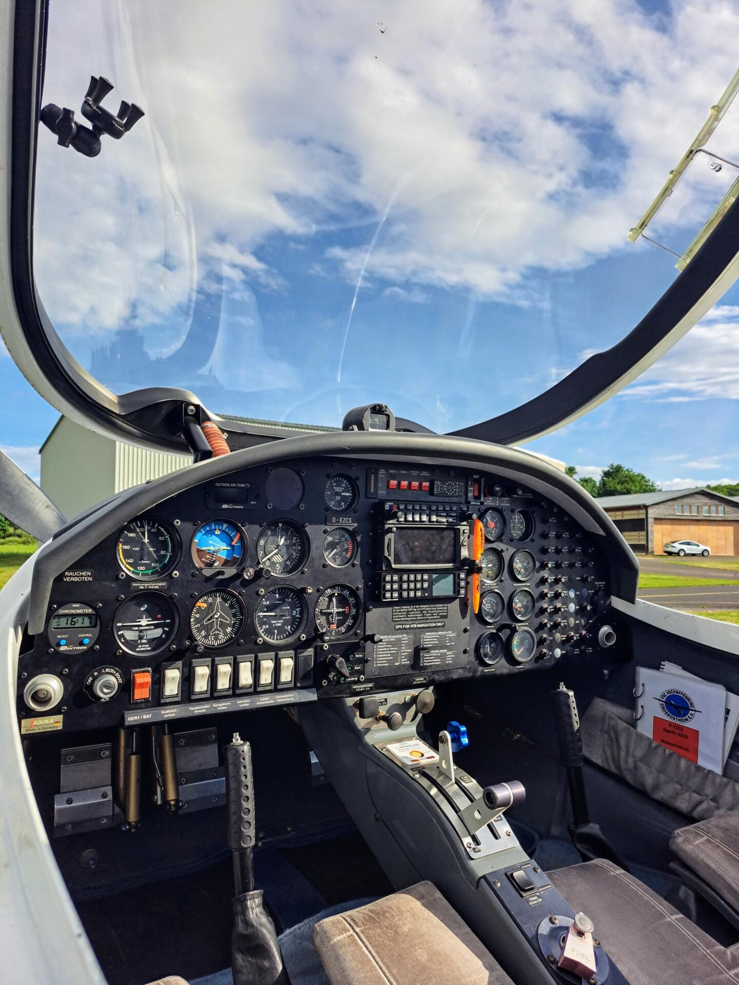 Cockpit Aquila A210