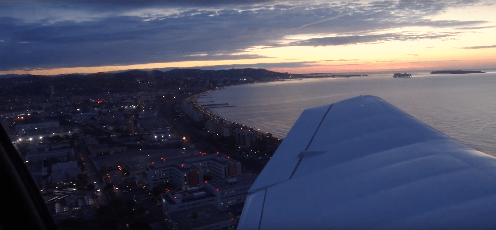 Vol panoramique sur la Côte d’Azur : Cannes, les îles de Lérins, l’Estérel et Saint-Tropez vus du ciel