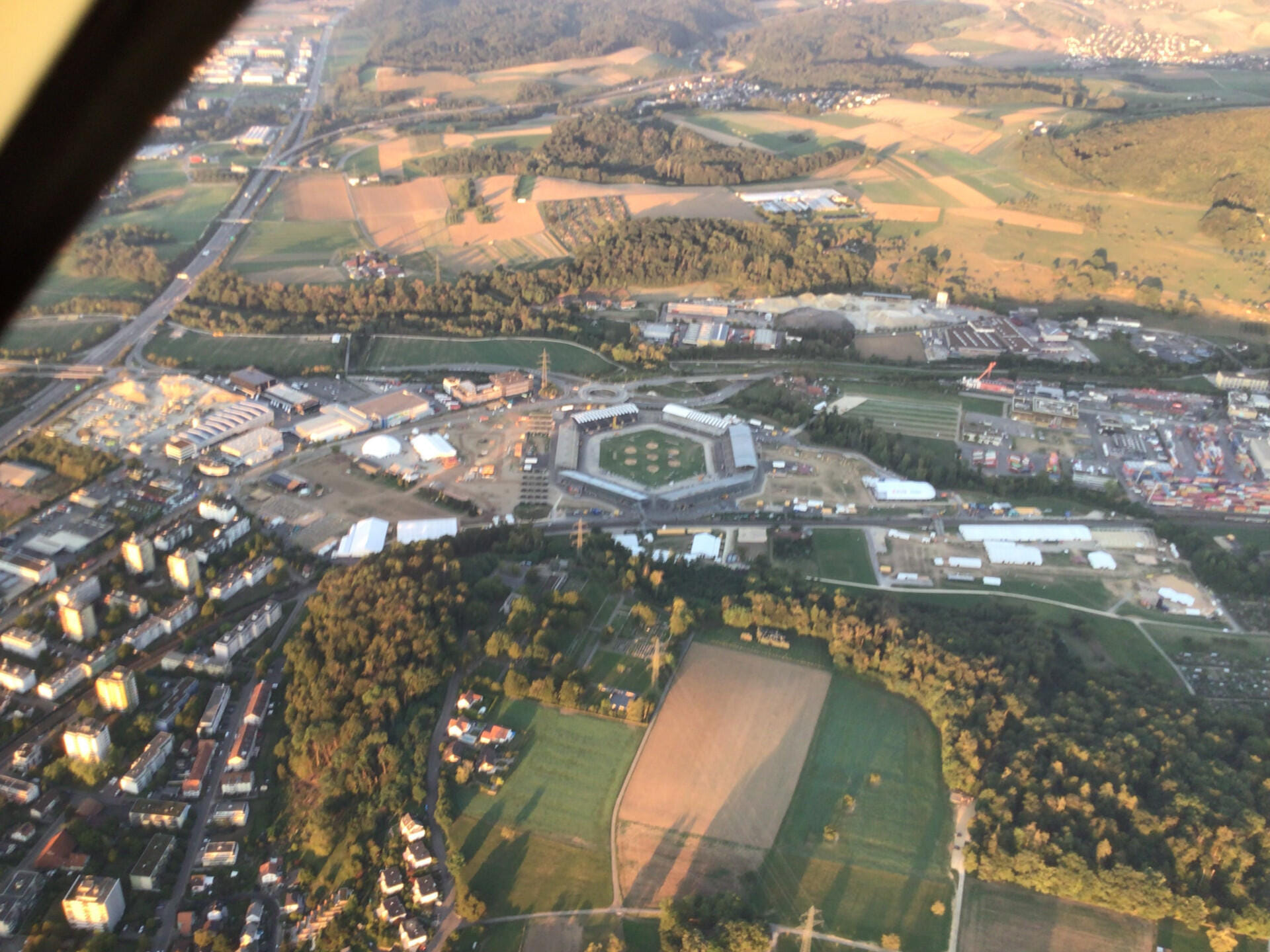 Romantischer Sonnenuntergangsflug über Basel