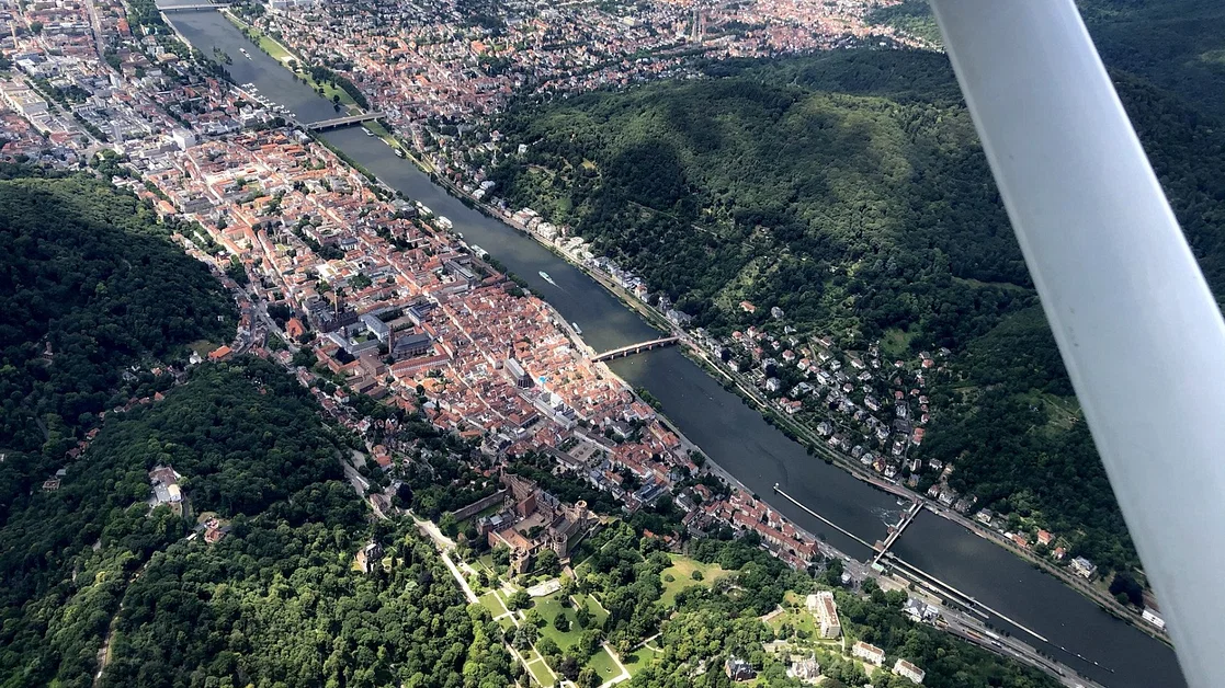 Rundflug südl. Rhein: Schloss Heidelberg + Frankfurt Skyline