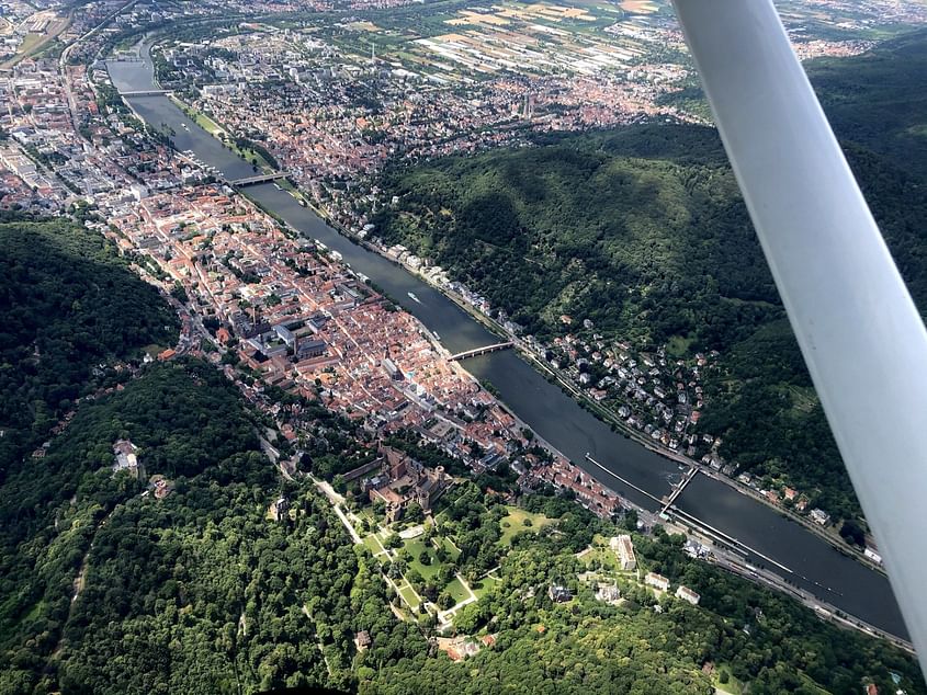 Rundflug südl. Rhein: Schloss Heidelberg + Frankfurt Skyline