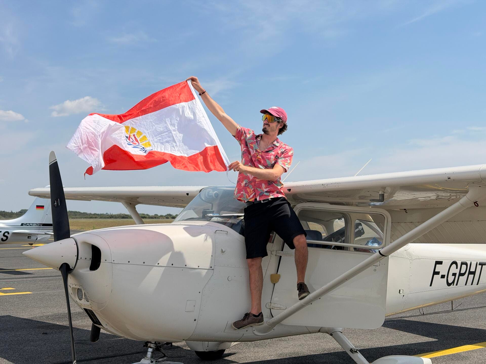 Vue 3/4 avant du F-GPHT avec son pilote