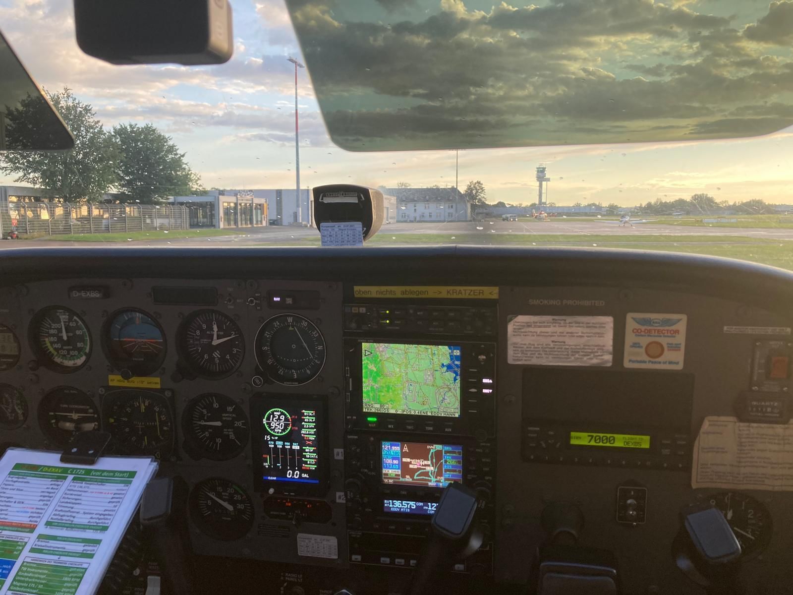Cockpit unseres Flugzeugs, mit dem wir unterwegs sind.