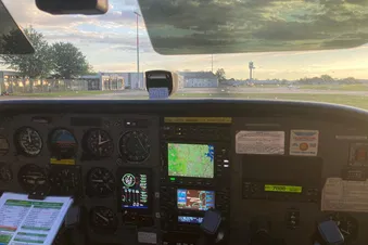 Cockpit unseres Flugzeugs, mit dem wir unterwegs sind.