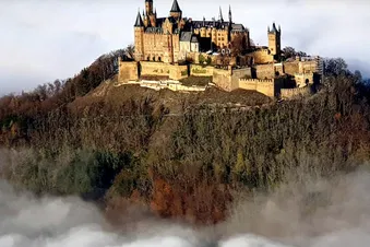 Großer Rundflug entlang der Burgen der Region