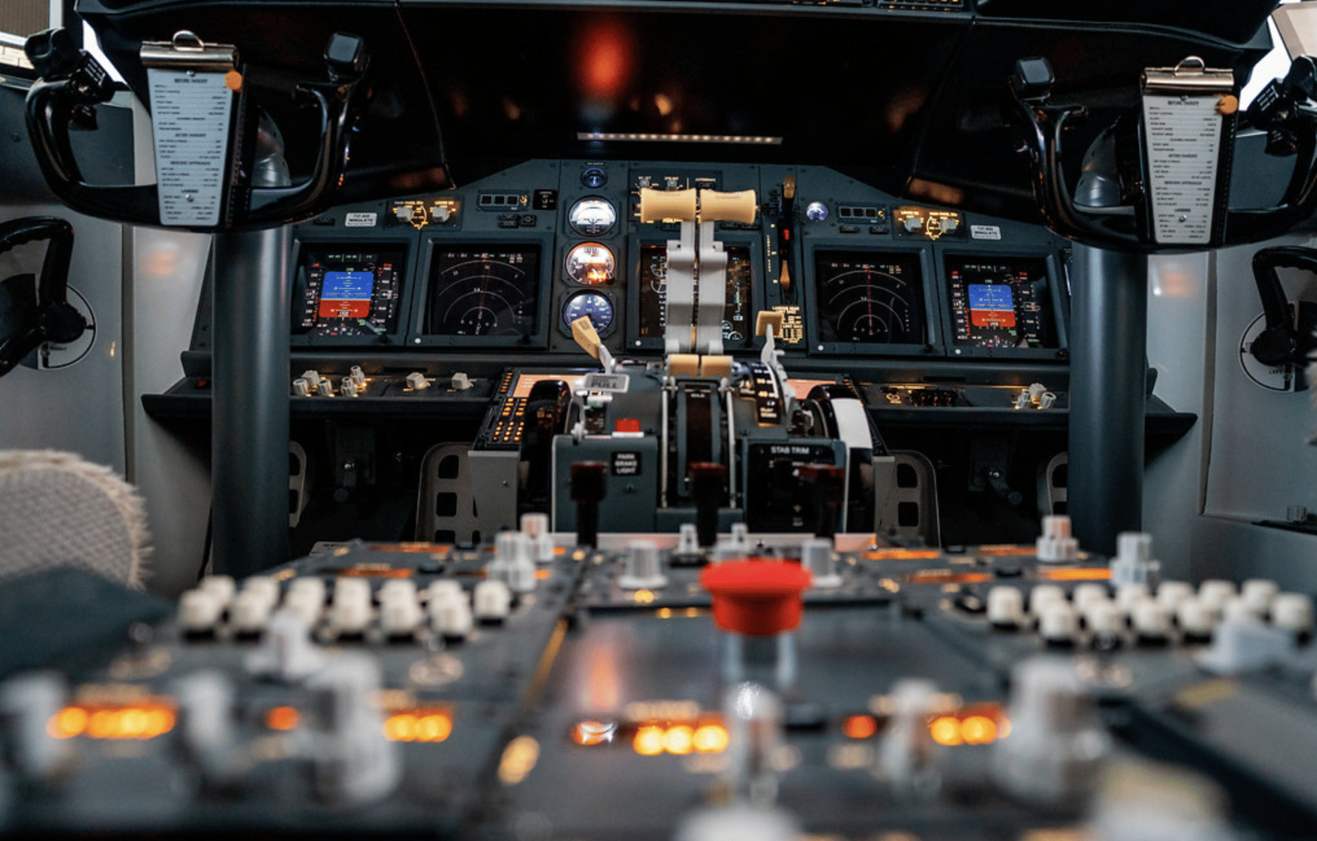 Echtes Cockpit / Professioneller Flugsimulator B737-800NG