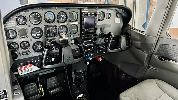 Cockpit der Cessna 182S