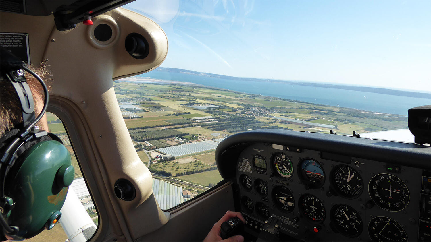Vol panoramique au-dessus de Montpellier : la Camargue, les étangs et le Pic Saint-Loup vus du ciel