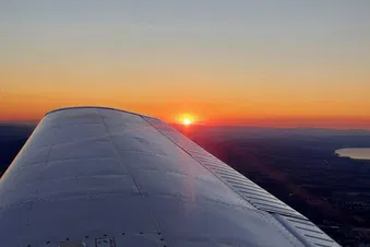 Romantischer Sonnenuntergangsflug über Basel