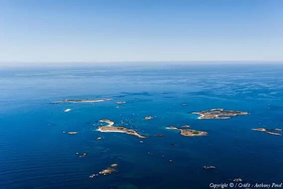 Survol du Finistère sud de la pointe du Raz aux Glénan.
