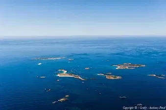 Survol du Finistère sud de la pointe du Raz aux Glénan.