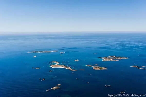 Survol du Finistère sud de la pointe du Raz aux Glénan.