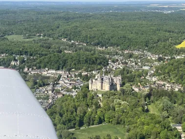 Pierrefonds et la Forêt de Compiègne vus du ciel