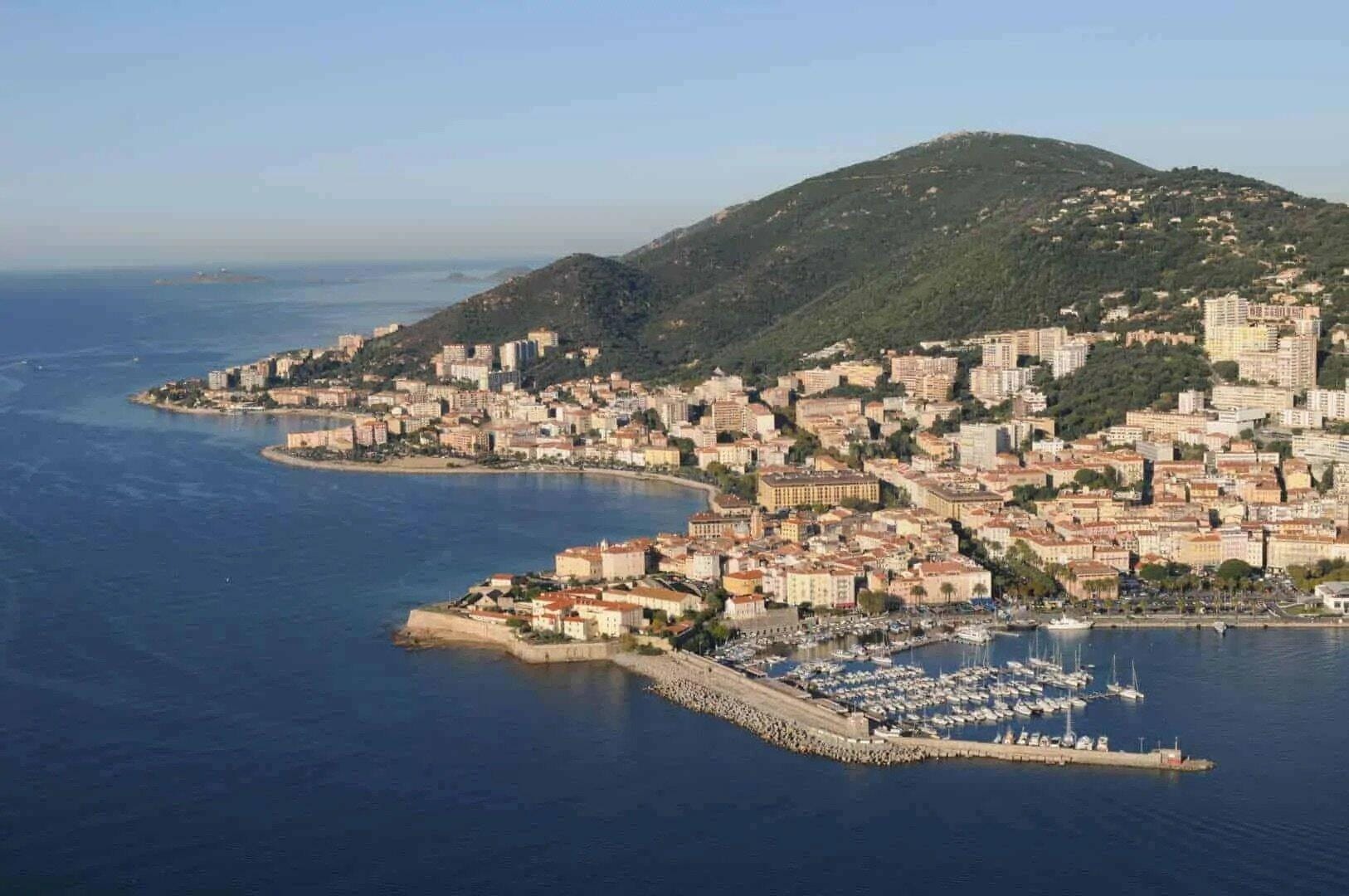 Rive Nord - Ajaccio en Hélicoptère - Vol Privatif