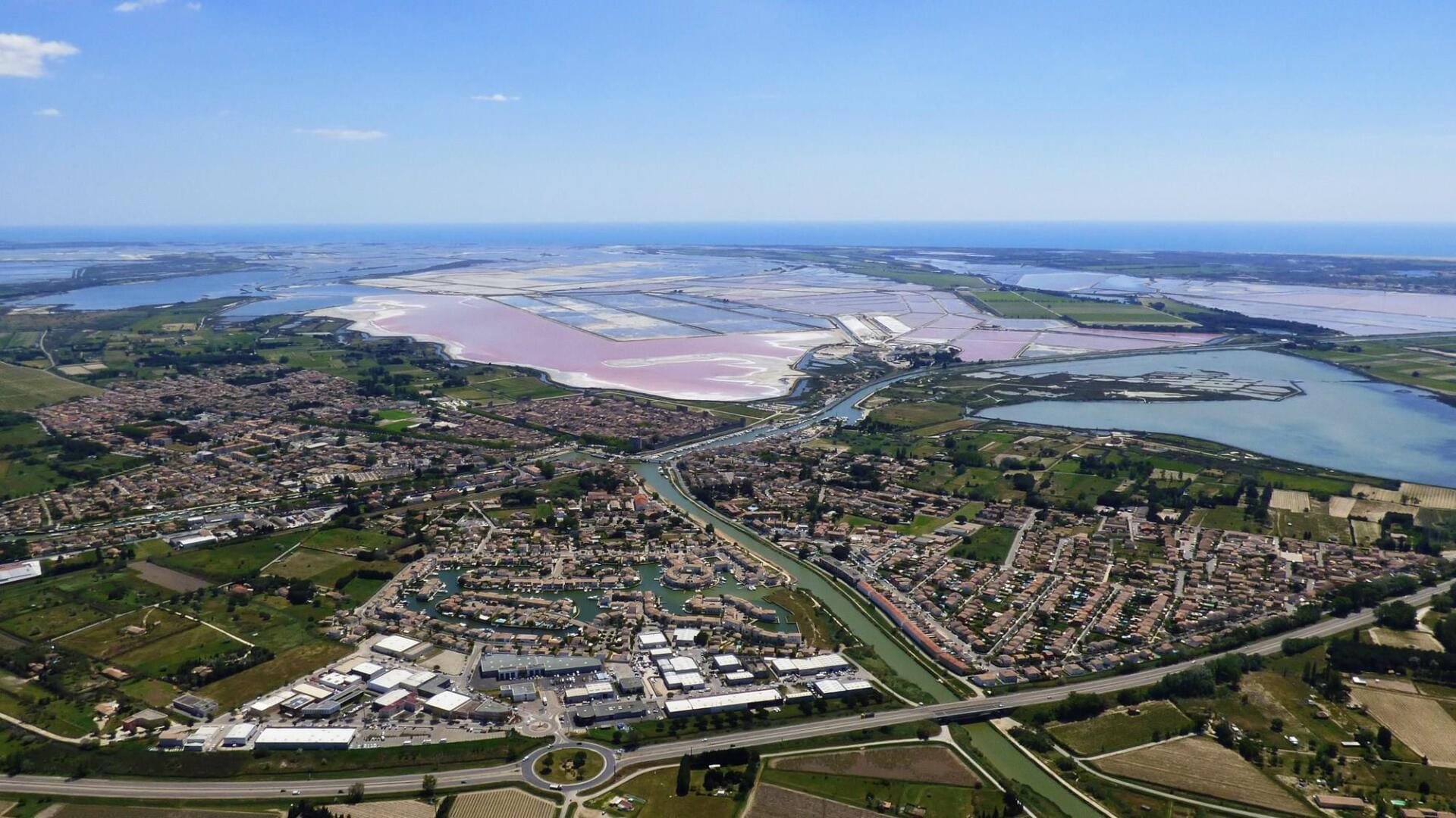 Vol panoramique au-dessus de Montpellier : la Camargue, les étangs et le Pic Saint-Loup vus du ciel