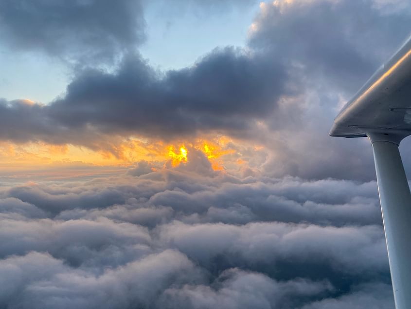 Le coucher de soleil vu du ciel, Préalpes et Plateau suisse