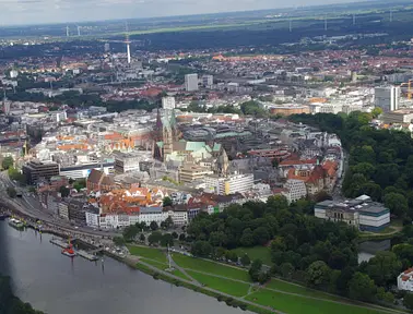 Rundflug über die schöne Innenstadt von Bremen