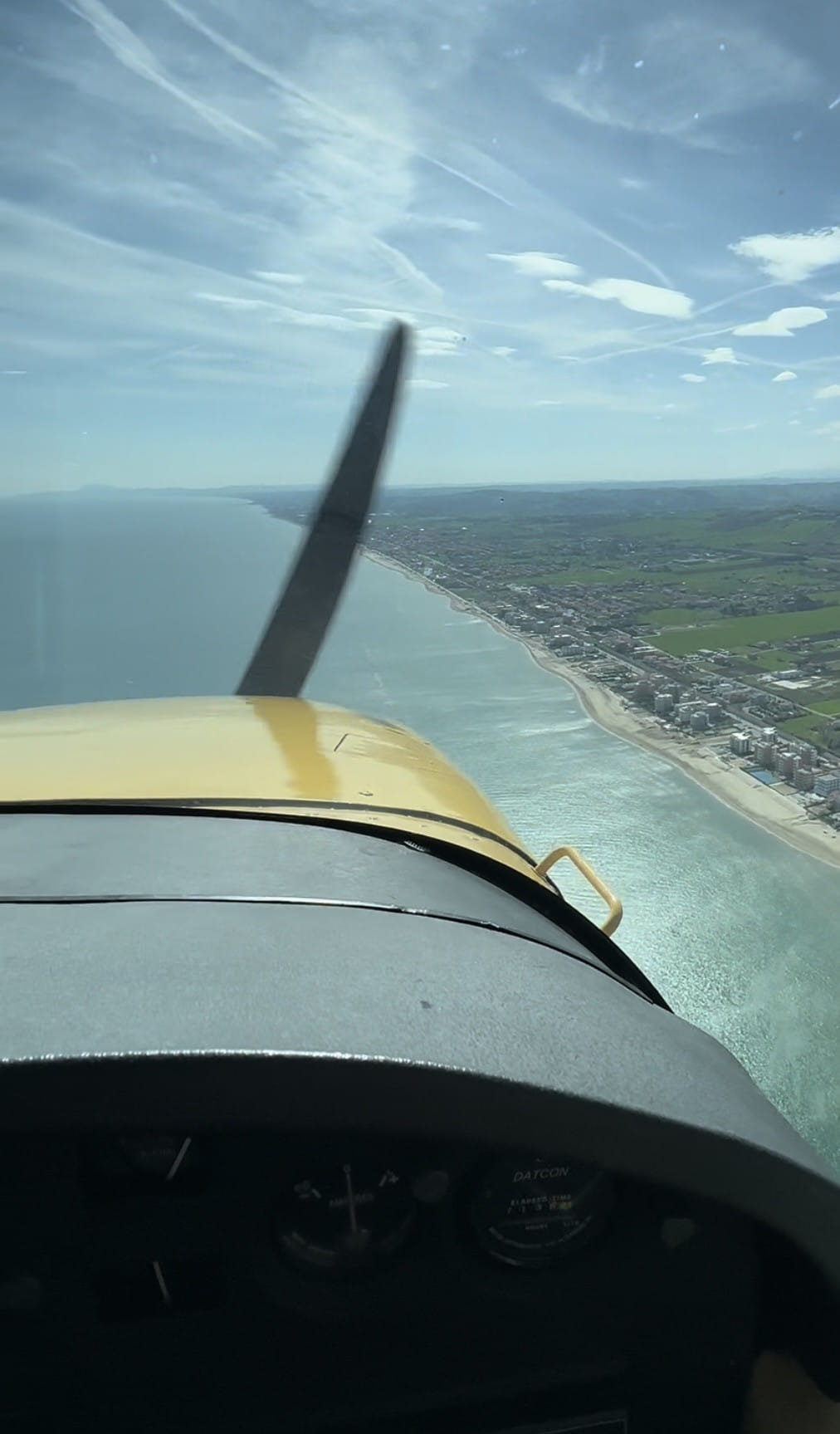 Volo lungo costa Adriatica sul mare
