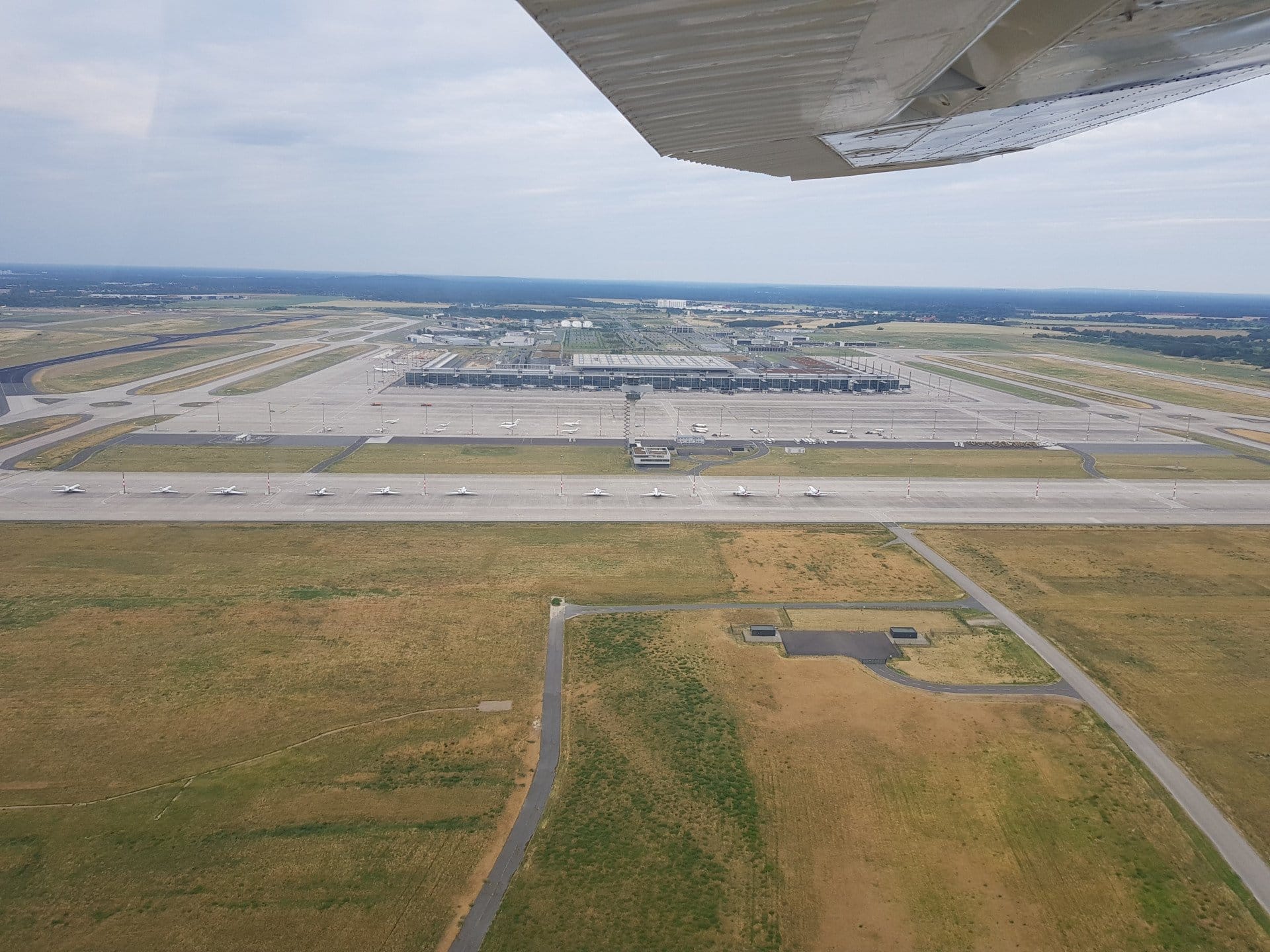 Rundflug über Berlin und Potsdam mit Tiefanflug BER C152