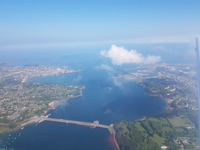 Survol de la cote bretonne nord jusque Brest