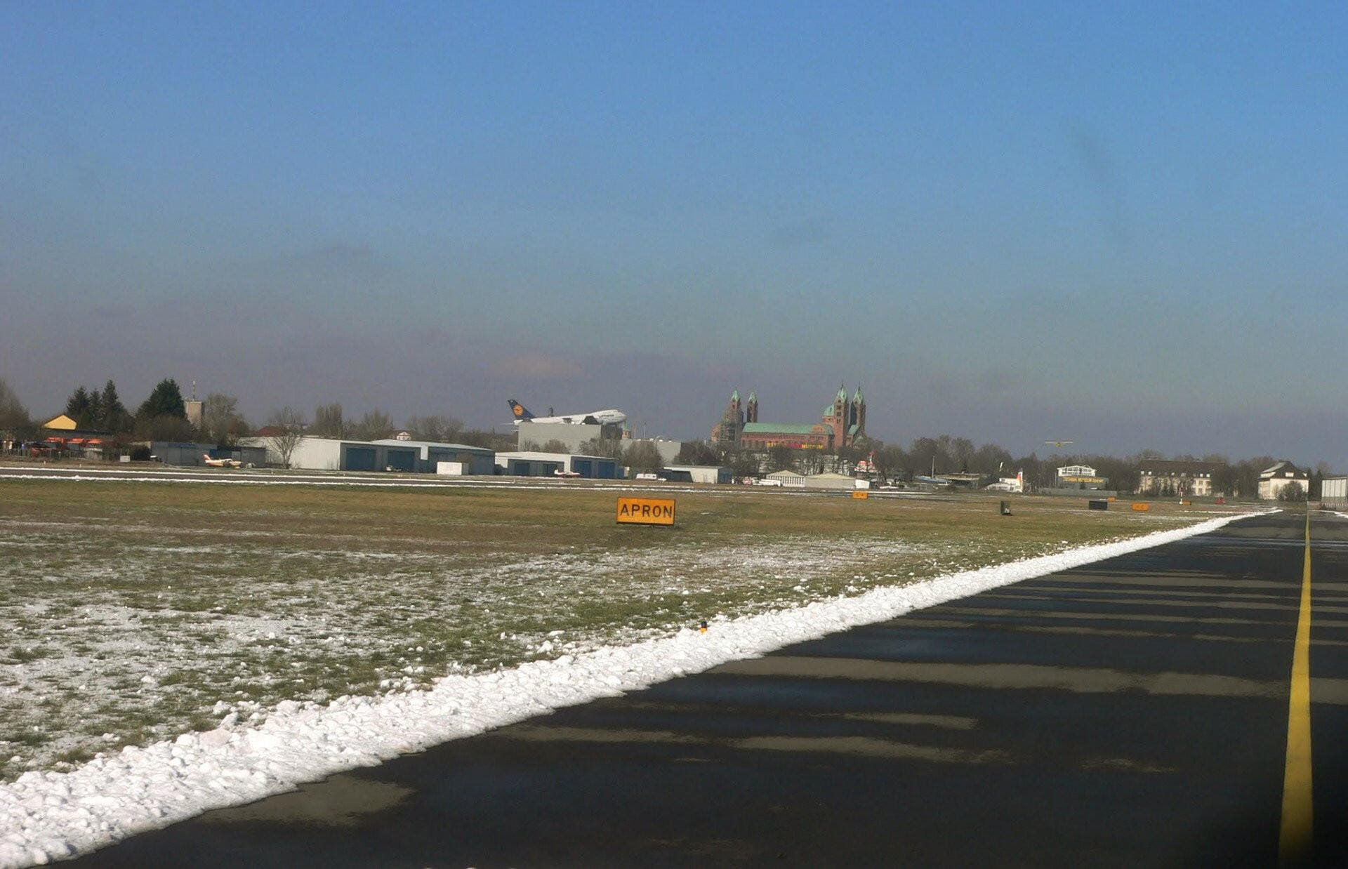 Rundflug mit einer Landung am Flugplatz Deiner Wahl