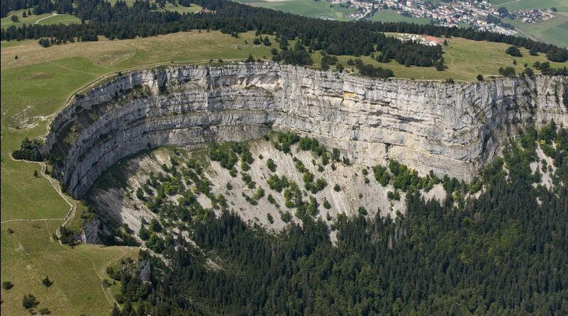 Les beautés du Jura suisse et l'embouchure du lac Léman