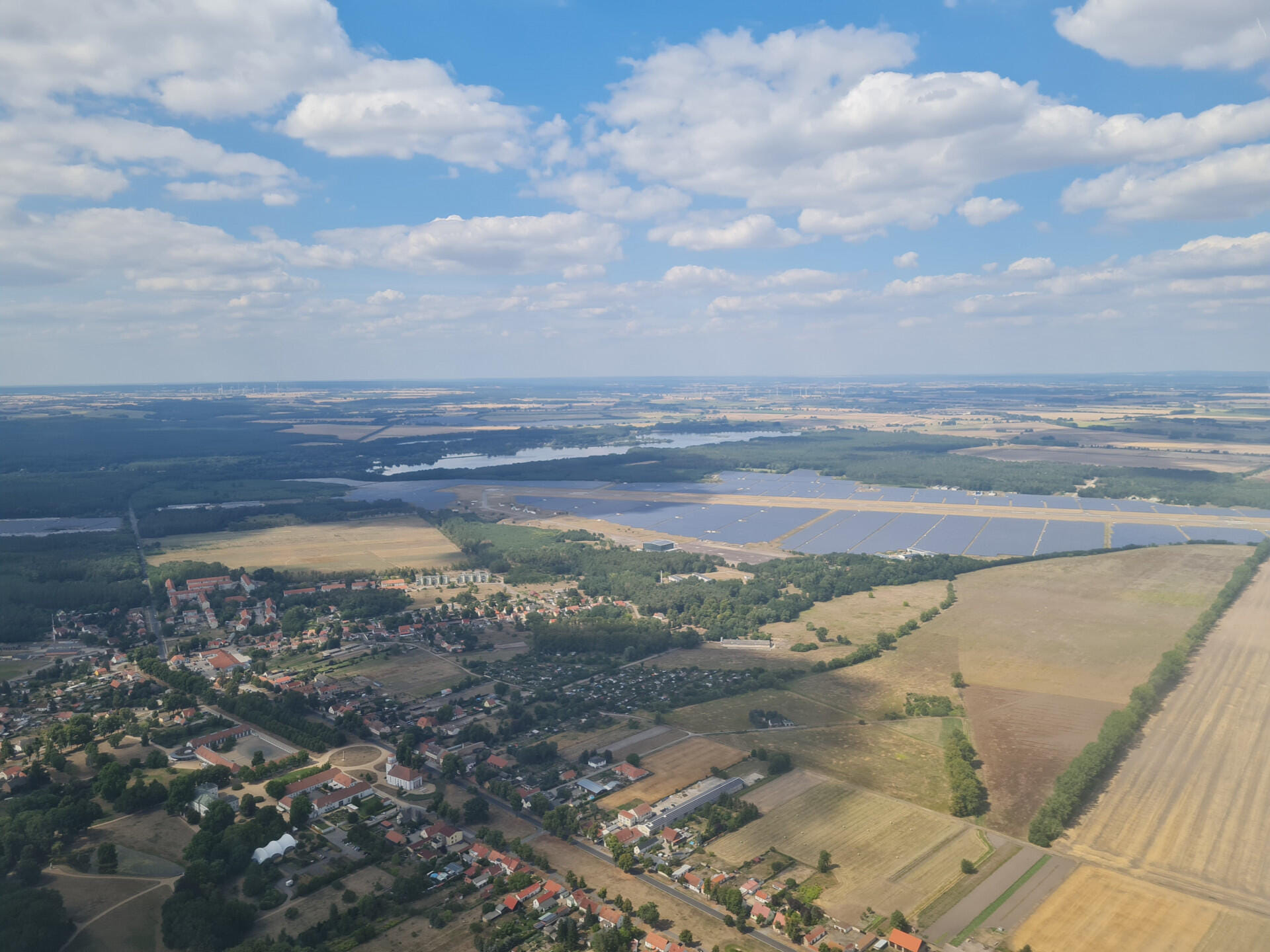 Neuhardenberg mit nahe gelegenem Flugplatz