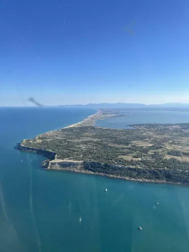 Leucate, entre mer et lagunes depuis le ciel
