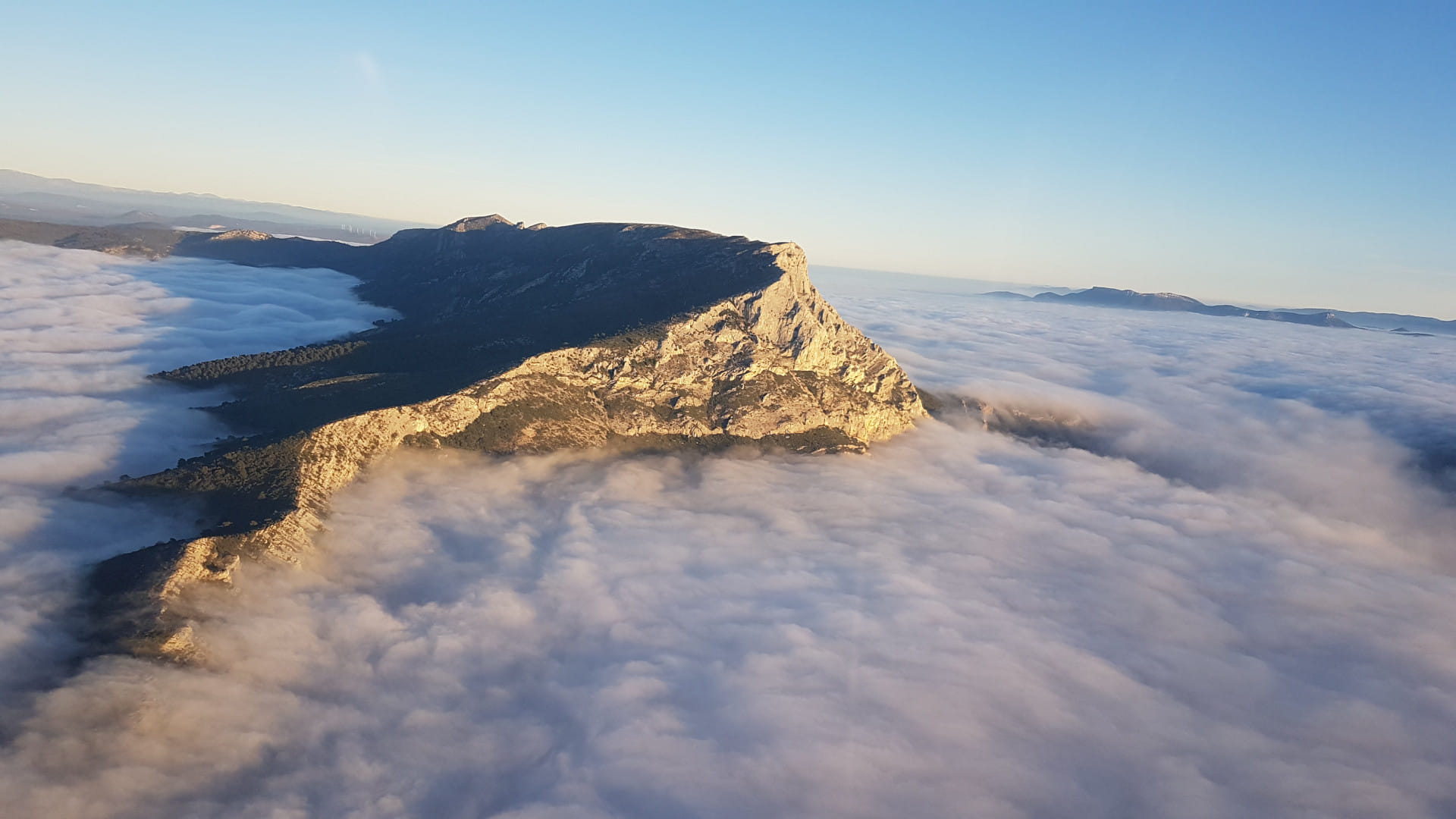 Rade de Marseille ras de l'eau, calanques, Sainte Victoire