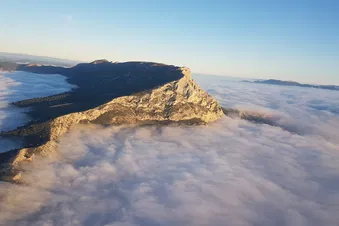 Rade de Marseille ras de l'eau, calanques, Sainte Victoire