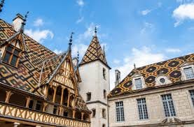 Survol de la Côte des Grands Crus et ses Châteaux