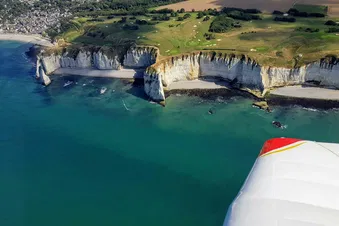 Les falaises d'Etretat, survol en Cirrus SR20