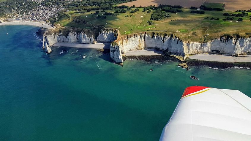 Les falaises d'Etretat, survol en Cirrus SR20