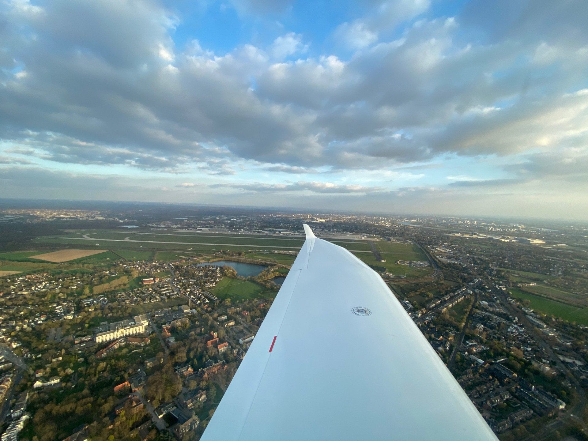 Rundflug über Düsseldorfer Flughafen, Altstadt und Rheinturm