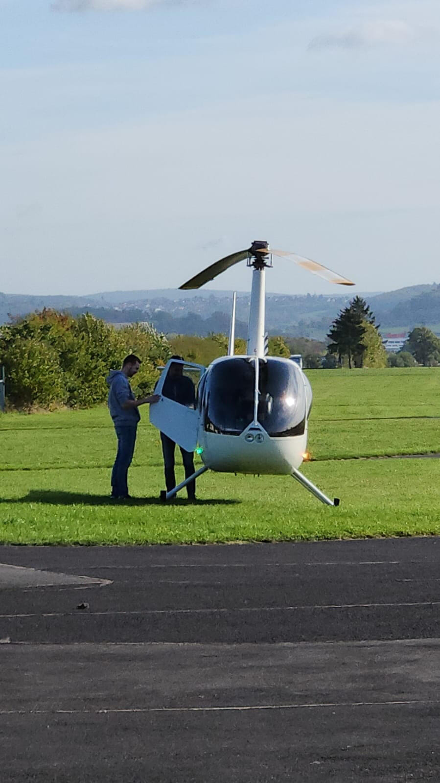 Passagier steigen in Helikopter ein