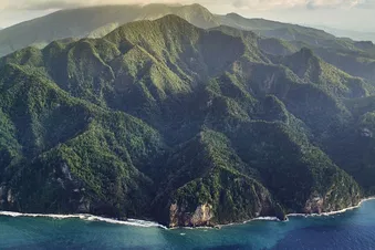 Survol du nord de la Martinique - entre mer et montage
