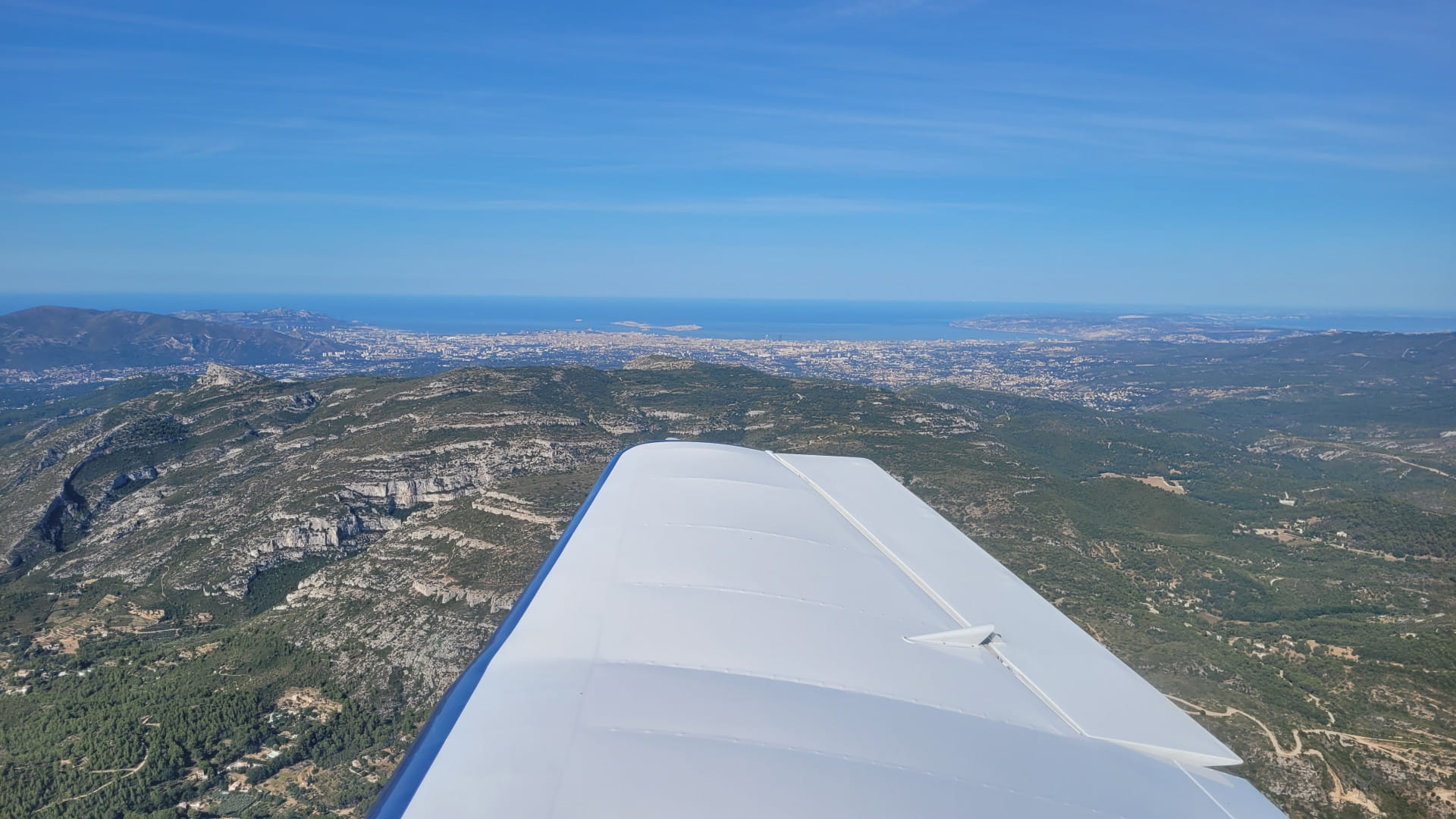 Vue sur la mer au loin .