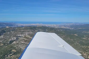 Vue sur la mer au loin .