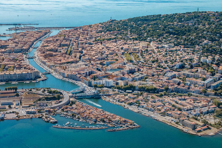 Vol panoramique au-dessus de Montpellier : la Camargue, les étangs et le Pic Saint-Loup vus du ciel