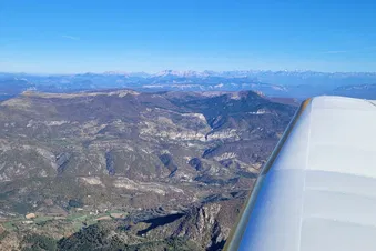La montagne de Chabre et en arrière plan le plateau de Bure dans le Dévoluy