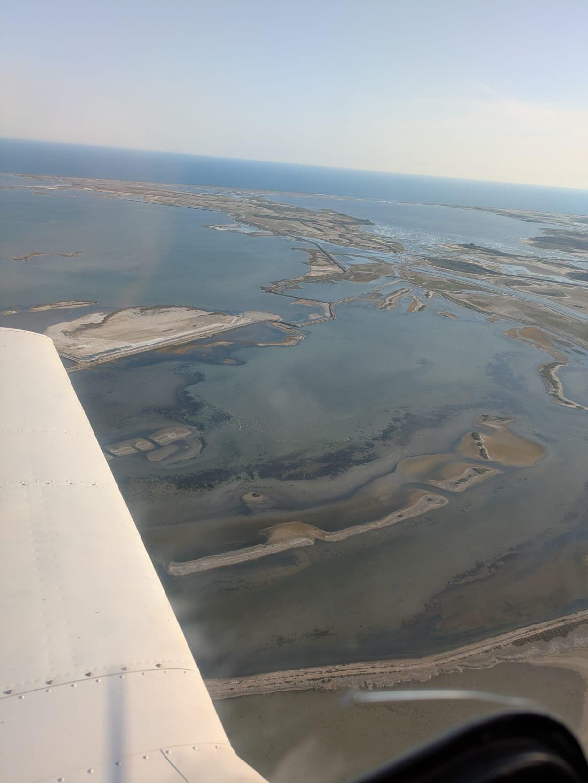Camargue vue du ciel – étangs, mer et Alpilles