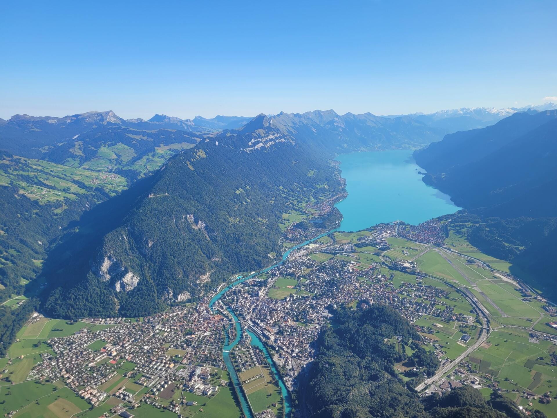 Interlaken mit dem Brienzersee und Blick auf den Grat, von Harder (vorne) bis Brienzer Rothorn (hinten)