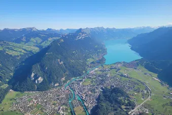Interlaken mit dem Brienzersee und Blick auf den Grat, von Harder (vorne) bis Brienzer Rothorn (hinten)