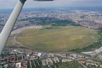 Im Himmel über Berlin oder Brandenburg (Aquila A210)