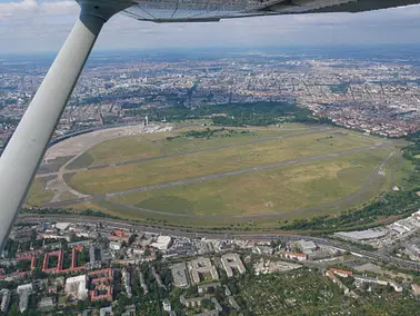 Im Himmel über Berlin oder Brandenburg  (Aquila A210)