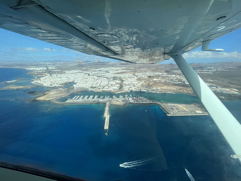 Sightseeing flight around Lanzarote and La Graciosa